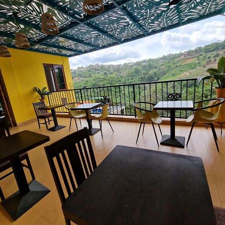 Cactus Creek Hotel Aburi ภายนอก รูปภาพ