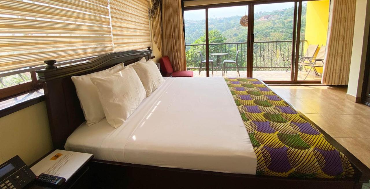 Cactus Creek Hotel Aburi ภายนอก รูปภาพ