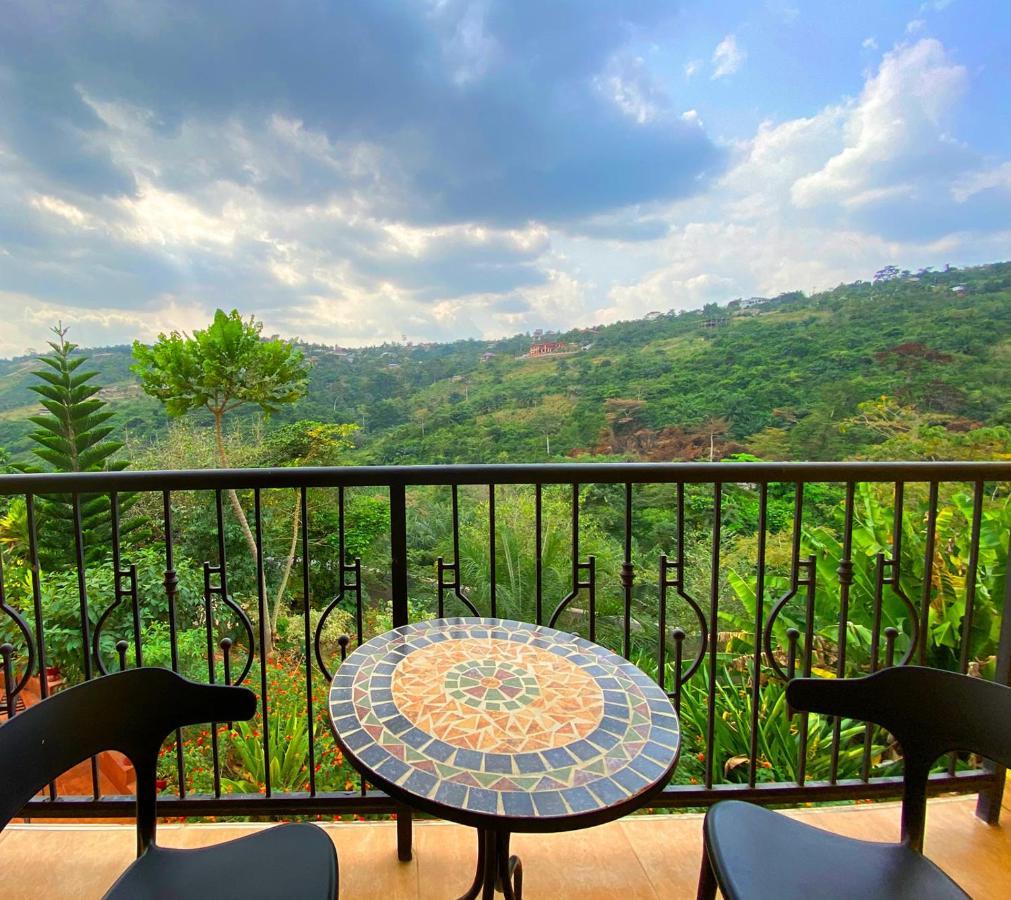 Cactus Creek Hotel Aburi ภายนอก รูปภาพ