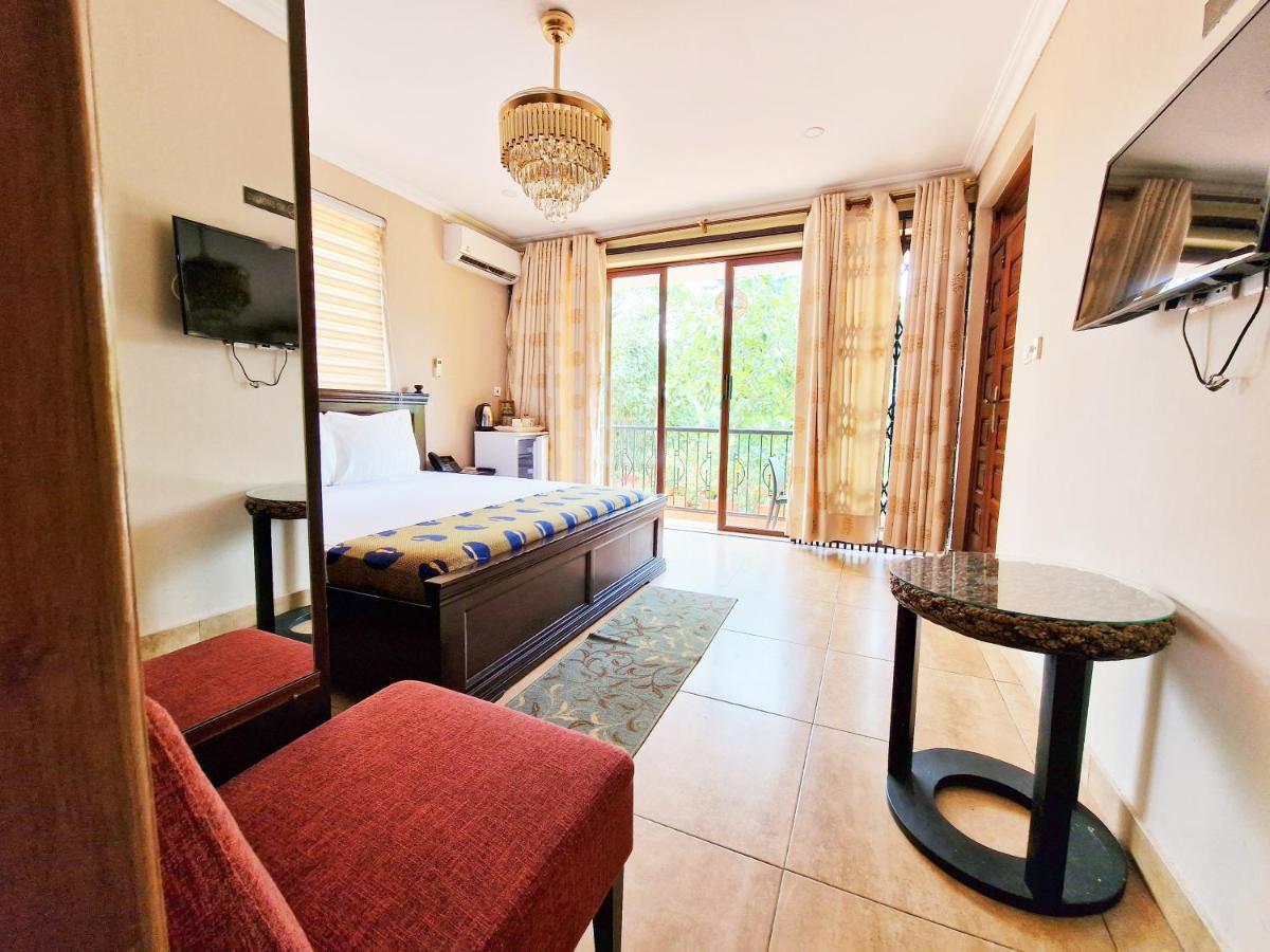Cactus Creek Hotel Aburi ภายนอก รูปภาพ