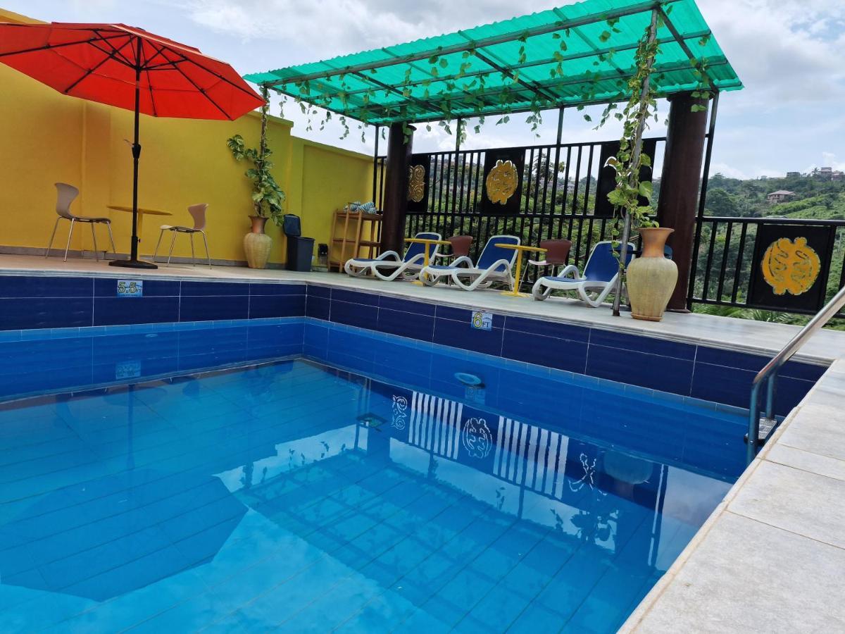 Cactus Creek Hotel Aburi ภายนอก รูปภาพ