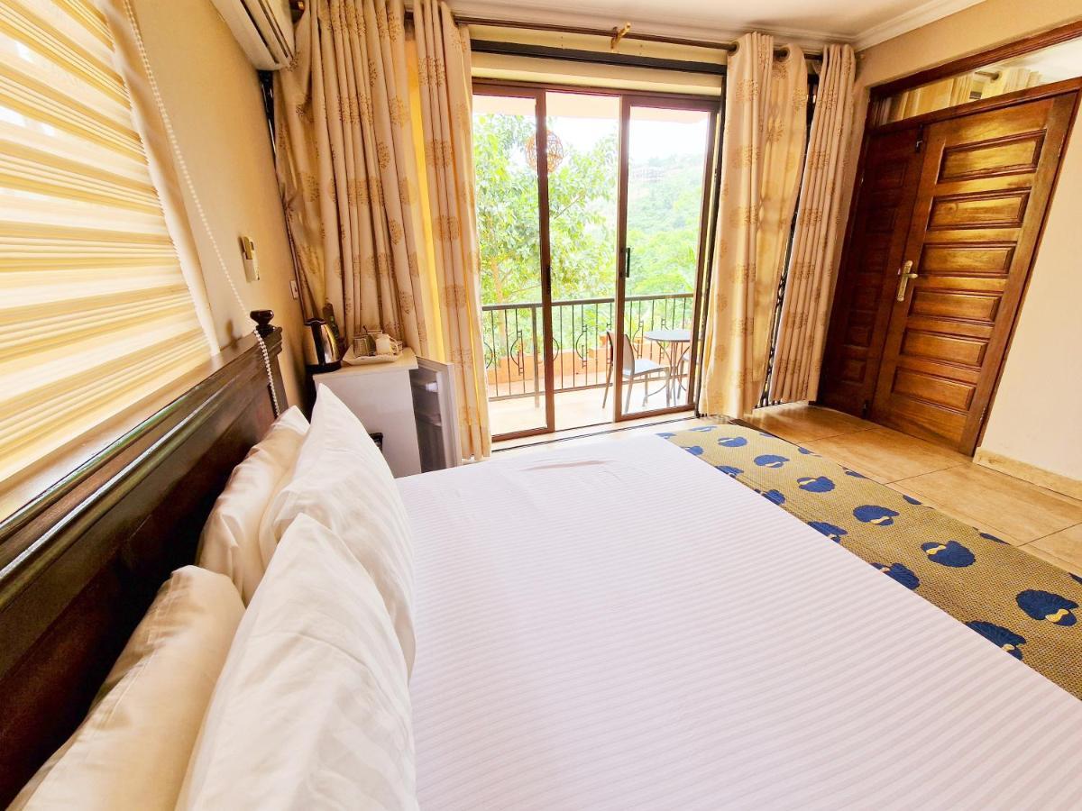 Cactus Creek Hotel Aburi ภายนอก รูปภาพ