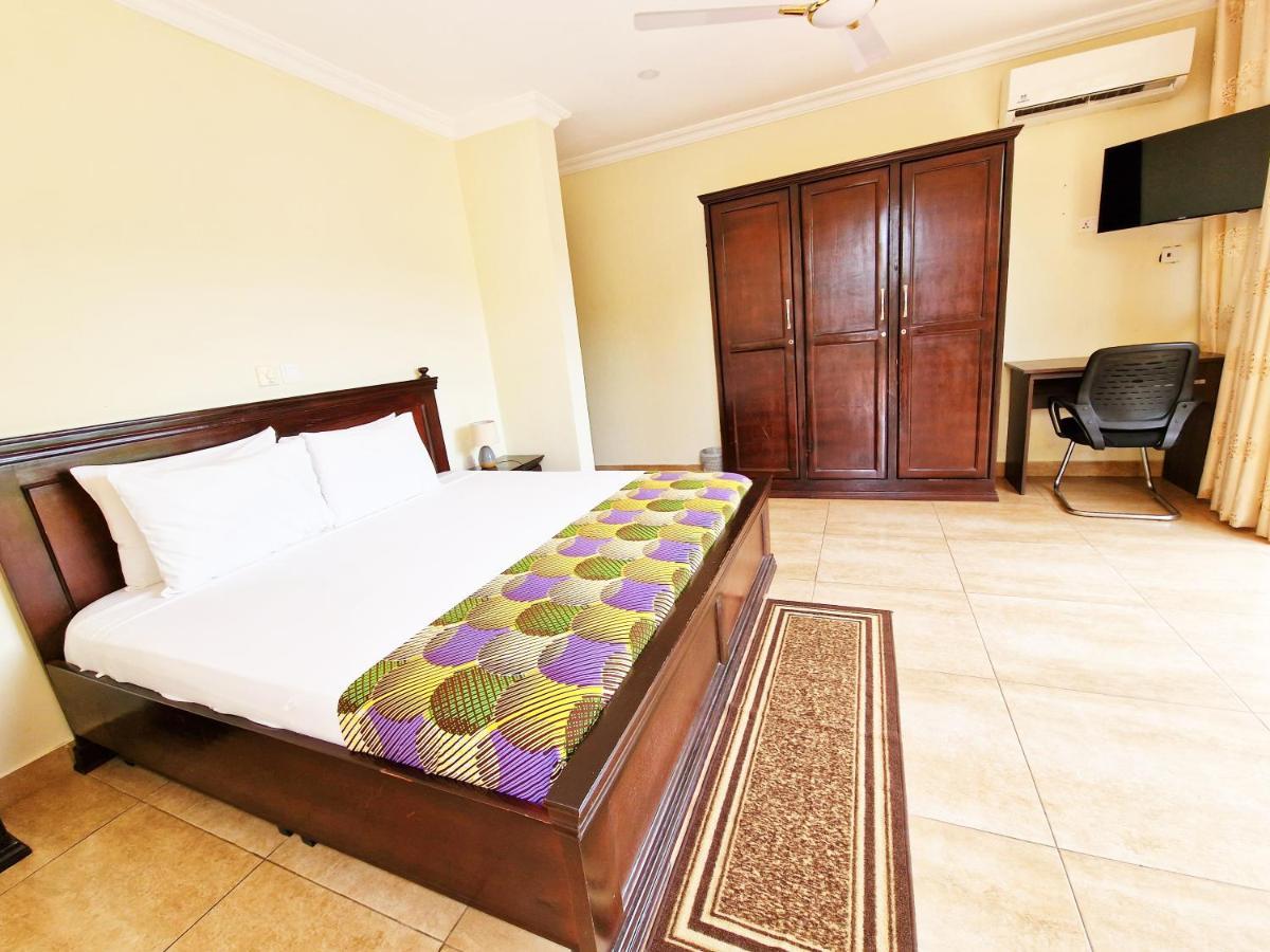 Cactus Creek Hotel Aburi ภายนอก รูปภาพ