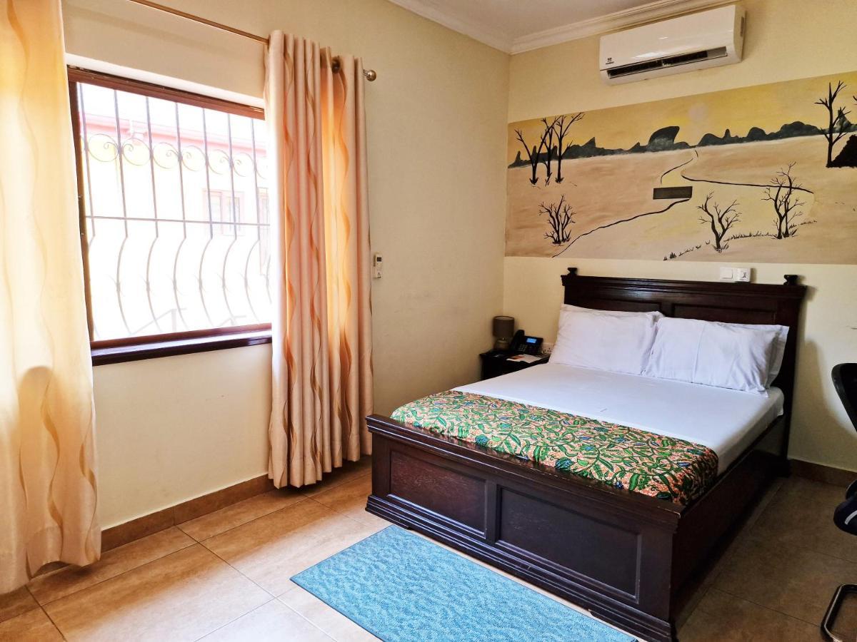 Cactus Creek Hotel Aburi ภายนอก รูปภาพ