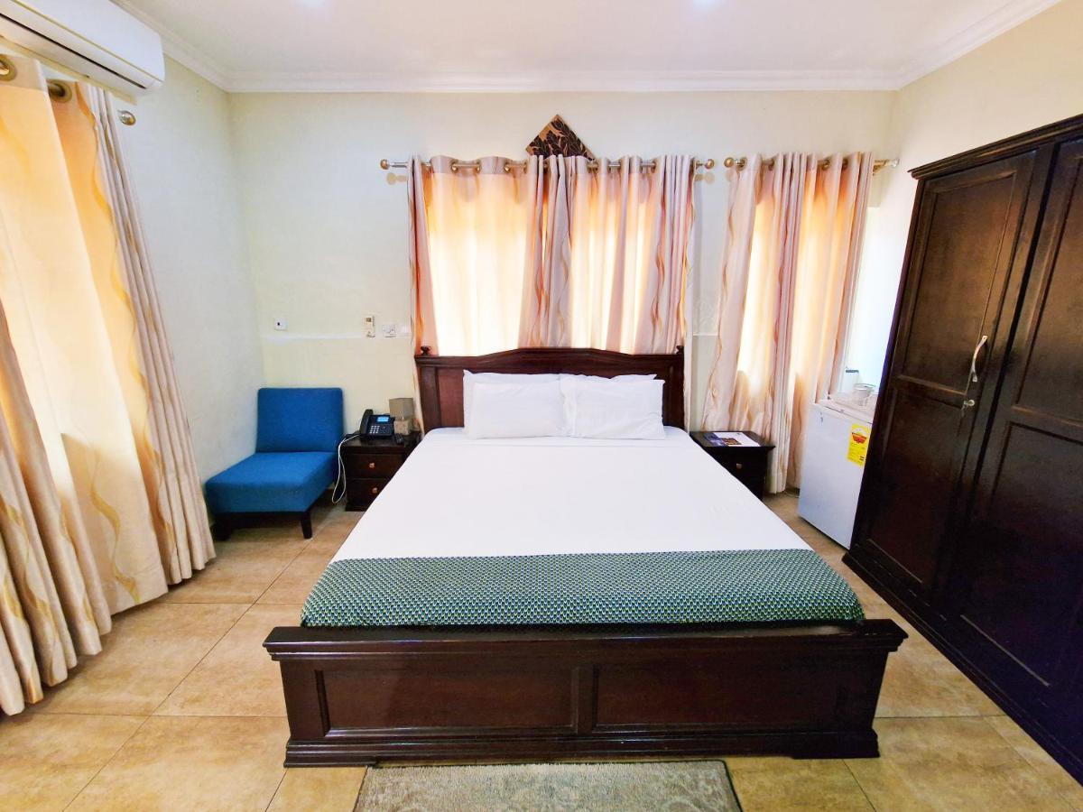 Cactus Creek Hotel Aburi ภายนอก รูปภาพ